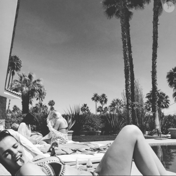 Pauline Ducruet se détend au bord de la piscine en marge du Festival de Coachella, du 15 au 17 avril 2016. Photo Instagram Nicolas Suissa.