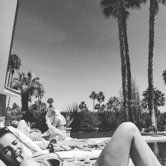 Pauline Ducruet se détend au bord de la piscine en marge du Festival de Coachella, du 15 au 17 avril 2016. Photo Instagram Nicolas Suissa.