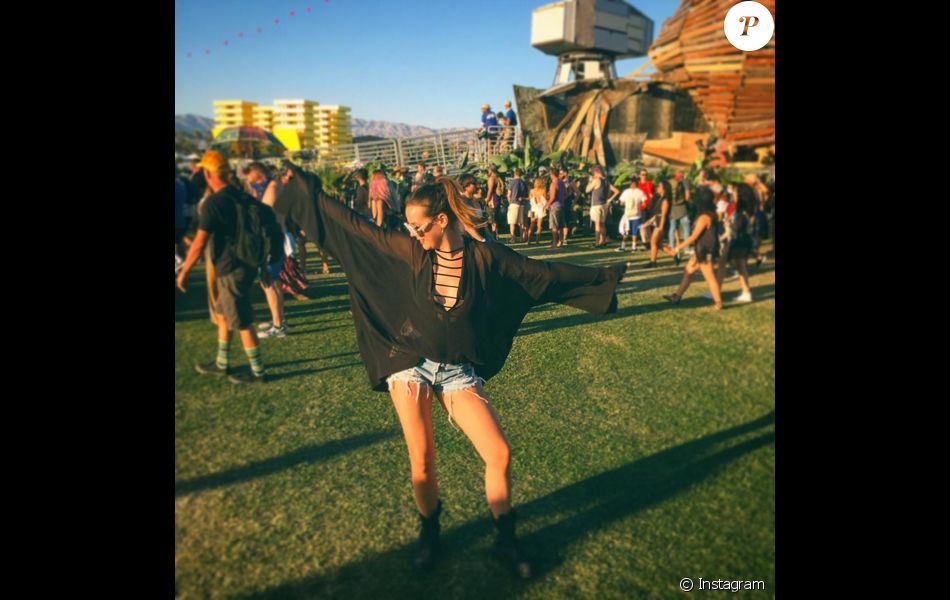 Pauline Ducruet s&#039;éclate pour son 2e jour au Festival de Coachella, du 15 au 17 avril 2016. Photo Instagram Pauline Ducruet.