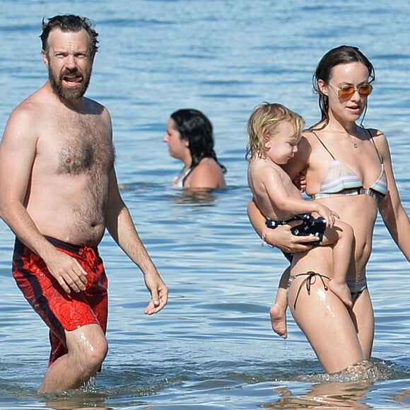 Jason Sudeikis, Olivia Wilde et leur fils Otis sur une plage à Hawaii le 18 décembre 2015