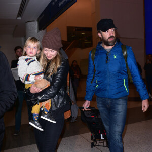 Olivia Wilde et Jason Sudeikis à l'aéroport de Los Angeles avec leur fils Otis le 6 janvier 2016 