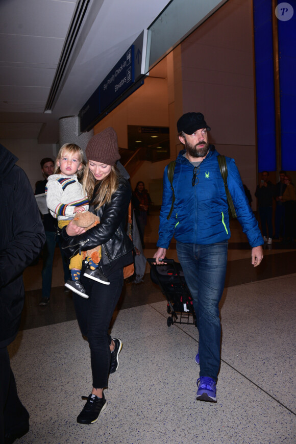Olivia Wilde et Jason Sudeikis à l'aéroport de Los Angeles avec leur fils Otis le 6 janvier 2016 