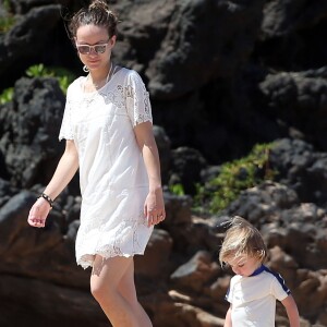 Olivia Wilde sur une plage à Maui avec son fils Otis le 16 avril 2016