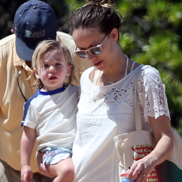 Olivia Wilde sur une plage à Maui avec son fils Otis le 16 avril 2016