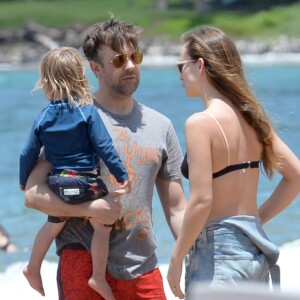 Jason Sudeikis et Olivia Wilde sur une plage à Maui avec leur fils Otis le 17 avril 2016 