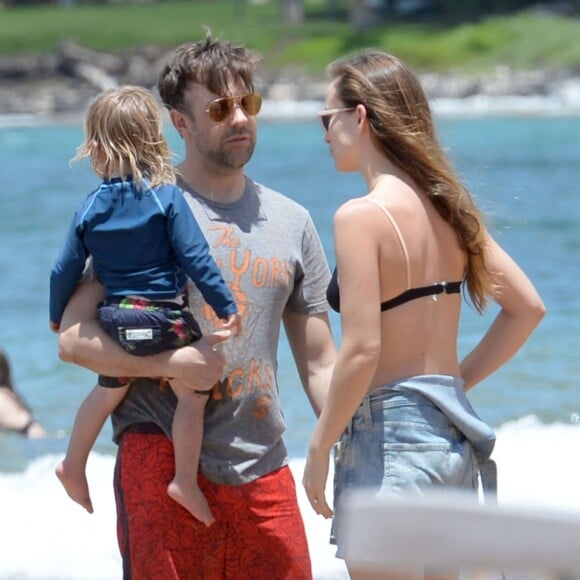 Jason Sudeikis et Olivia Wilde sur une plage à Maui avec leur fils Otis le 17 avril 2016 
