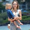 Olivia Wilde sur une plage à Maui avec son fils Otis le 17 avril 2016