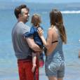 Olivia Wilde, enceinte, et son mari Jason Sudeikis profitent d'une belle journée ensoleillée avec leur fils Otis sur une plage à Maui, le 17 avril 2016