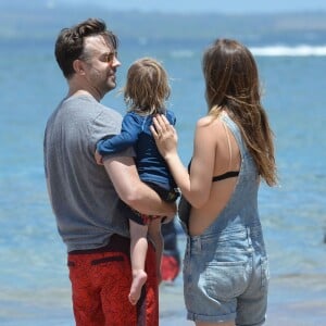 Olivia Wilde, enceinte, et son mari Jason Sudeikis profitent d'une belle journée ensoleillée avec leur fils Otis sur une plage à Maui, le 17 avril 2016