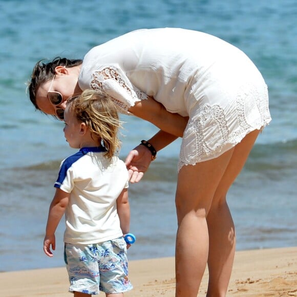 Exclusif - Olivia Wilde, enceinte, et son fils Otis sur la plage de Maui à Hawaï le 16 avril 2016.