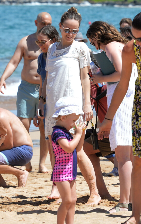 Exclusif - Olivia Wilde, enceinte, et son fils Otis sur la plage de Maui à Hawaï le 16 avril 2016.