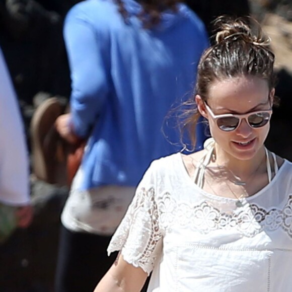 Exclusif - Olivia Wilde, enceinte, et son fils Otis sur la plage de Maui à Hawaï le 16 avril 2016.