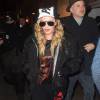 Madonna repartant du théâtre après avoir assisté au spectacle "You Me Bum Bum Train" avec son fils Rocco et quelques amis à Londres le 16 avril 2016