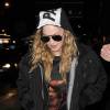 Madonna repartant du théâtre après avoir assisté au spectacle "You Me Bum Bum Train" avec son fils Rocco et quelques amis à Londres le 16 avril 2016
