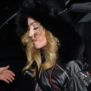 Madonna à son arrivée au restaurant Chiltern Firehouse, où elle a passé la soirée avec son fils Rocco, à Londres le 17 avril 2016