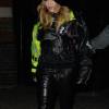 Madonna à sa sortie du restaurant Chiltern Firehouse, où elle a passé la soirée avec son fils Rocco, à Londres le 17 avril 2016