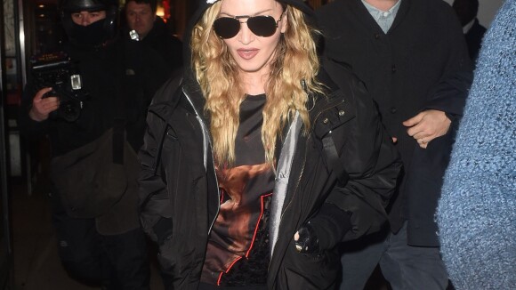 Madonna à sa sortie du théâtre après avoir assisté au spectacle "You Me Bum Bum Train" avec son fils Rocco et quelques amis à Londres le 16 avril 2016