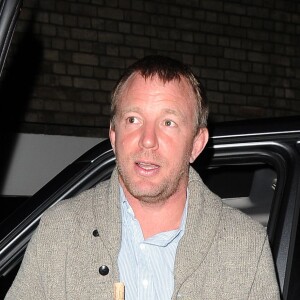 Guy Ritchie arrivant chez Madonna, à Londres, avec une bouteille de vin déjà ouverte le 18 avril 2016 