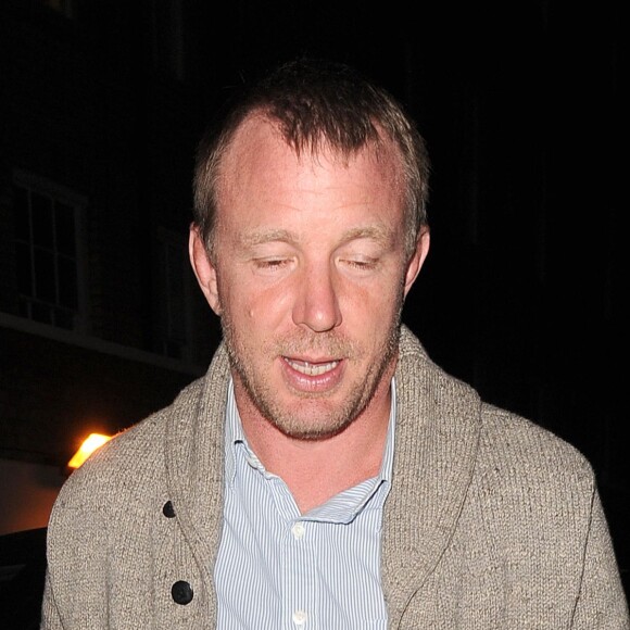 Guy Ritchie arrivant chez Madonna, à Londres, avec une bouteille de vin déjà ouverte le 18 avril 2016