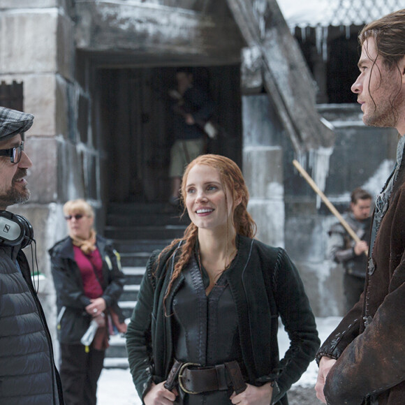 Cédric Nicolas-Troyan, Jessica Chastain et Chris Hemsworth sur le tournage du Chasseur et la Reine des Glaces.