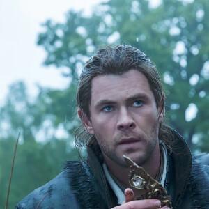 Chris Hemsworth, Nick Frost, Rob Brydon dans Le Chasseur et la Reine des Glaces.