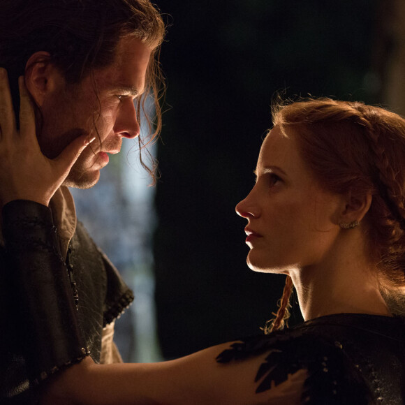 Chris Hemsworth et Jessica Chastain dans Le Chasseur et la Reine des Glaces.