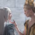 Emily Blunt et Charlize Theron dans Le Chasseur et la Reine des Glaces.