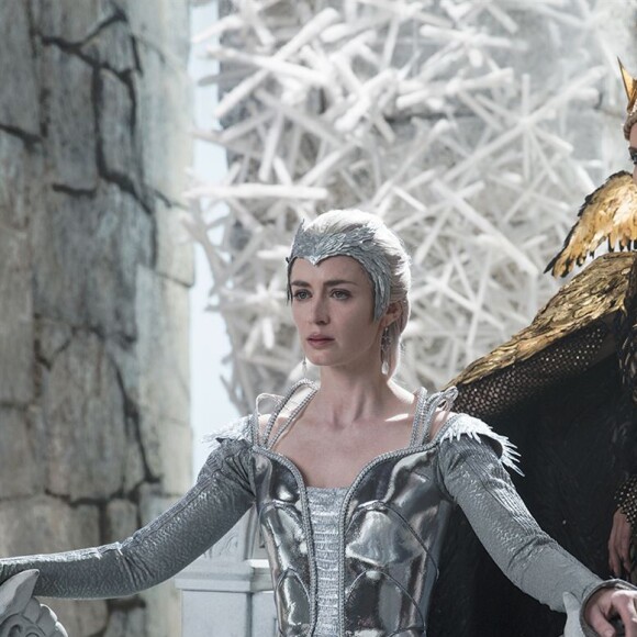 Emily Blunt et Charlize Theron dans Le Chasseur et la Reine des Glaces.