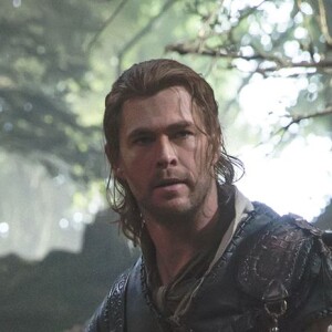Chris Hemsworth dans Le Chasseur et la Reine des Glaces.