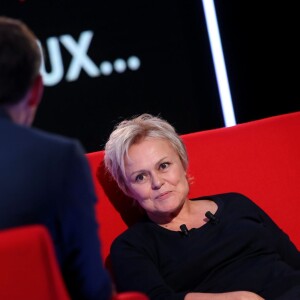 Exclusif - Muriel Robin, le 15 avril 2016 sur le tournage de l'émission Le Divan. Diffusion le mardi 19 avril 2016 à 23h10 sur France 3. © Dominique Jacovides