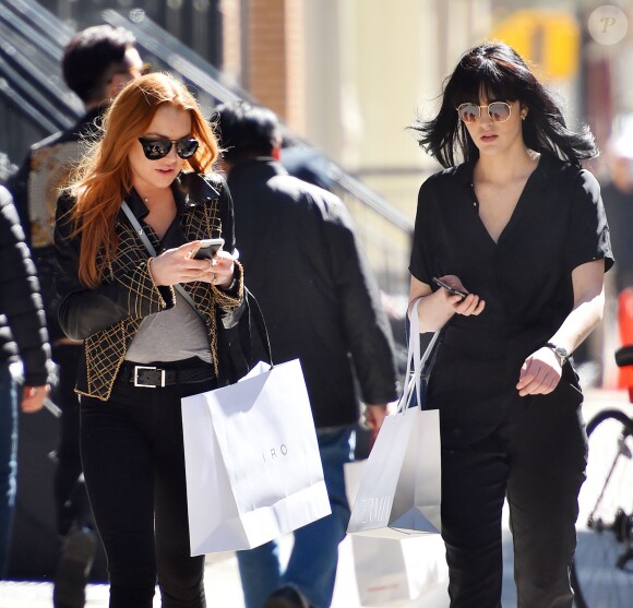 Lindsay Lohan et sa soeur Ali font du shopping dans les rues de New York. Le 15 avril 2016 © CPA / Bestimage