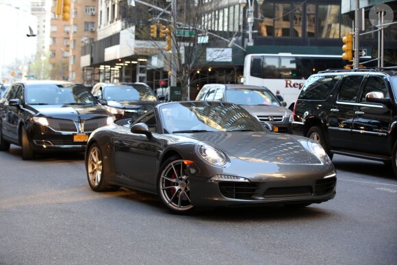 Lindsay Lohan est allée, en Porsche Carrera cabriolet, rendre visite à son fiancé Egor Tarabasov à son hôtel dans le quartier de l'Upper East Side à New York, accompagnée de sa soeur Ali. Le 15 avril 2016