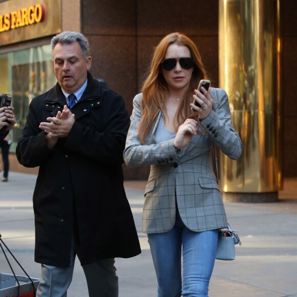 Lindsay Lohan est allée, en Porsche Carrera cabriolet, rendre visite à son fiancé Egor Tarabasov à son hôtel dans le quartier de l'Upper East Side à New York, accompagnée de sa soeur Ali. Le 15 avril 2016