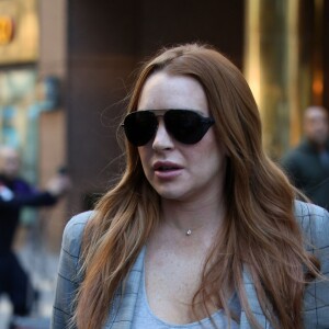 Lindsay Lohan est allée, en Porsche Carrera cabriolet, rendre visite à son fiancé Egor Tarabasov à son hôtel dans le quartier de l'Upper East Side à New York, accompagnée de sa soeur Ali. Le 15 avril 2016