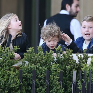 Tori Spelling, son mari Dean McDermott et leurs enfants Finn, Stella, Hattie et Liam à Paris le 19 avril 2016