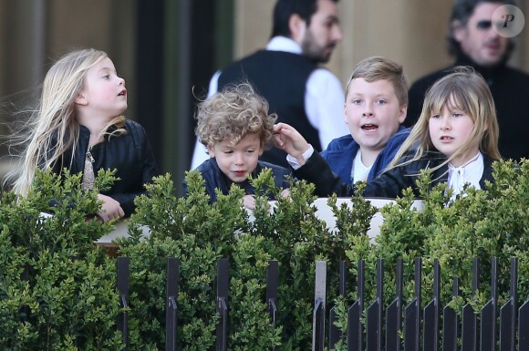 Tori Spelling, son mari Dean McDermott et leurs enfants Finn, Stella, Hattie et Liam à Paris le 19 avril 2016