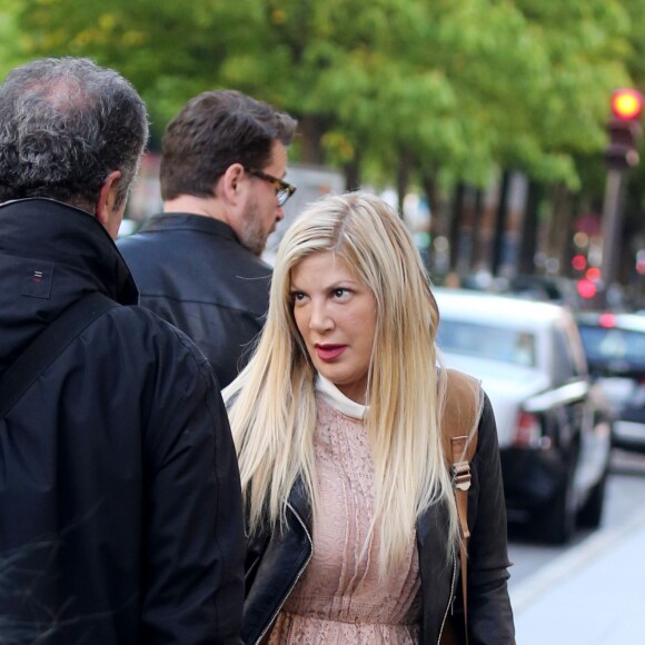 Tori Spelling, son mari Dean McDermott et leurs enfants Finn, Stella, Hattie et Liam à Paris le 19 avril 2016