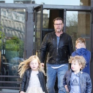 Dean McDermott et ses enfants Finn, Stella, Hattie et Liam à Paris le 19 avril 2016