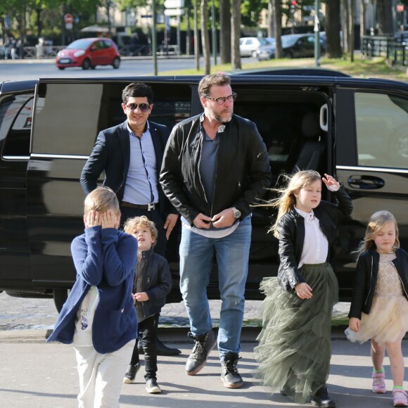 Dean McDermott et ses enfants Finn, Stella, Hattie et Liam à Paris le 19 avril 2016