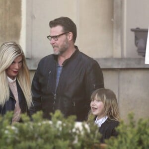 Tori Spelling, son mari Dean McDermott et leurs enfants Finn, Stella, Hattie et Liam à Paris le 19 avril 2016