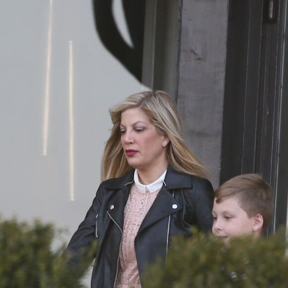 Semi-Exclusif - Tori Spelling, son mari Dean McDermott et leurs enfants Finn, Stella, Hattie et Liam sont allés chez Angelina rue de Rivoli puis se sont rendus au Café de L'homme à Paris, le 19 avril 2016.