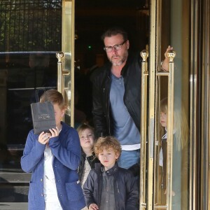 Dean McDermott et ses enfants Finn, Stella, Hattie et Liam à Paris le 19 avril 2016