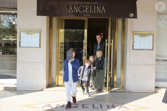 Semi-Exclusif - Tori Spelling, son mari Dean McDermott et leurs enfants Finn, Stella, Hattie et Liam sont allés chez Angelina rue de Rivoli puis se sont rendus au Café de L'homme à Paris, le 19 avril 2016.