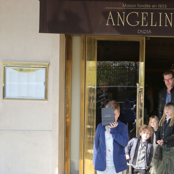 Semi-Exclusif - Tori Spelling, son mari Dean McDermott et leurs enfants Finn, Stella, Hattie et Liam sont allés chez Angelina rue de Rivoli puis se sont rendus au Café de L'homme à Paris, le 19 avril 2016.