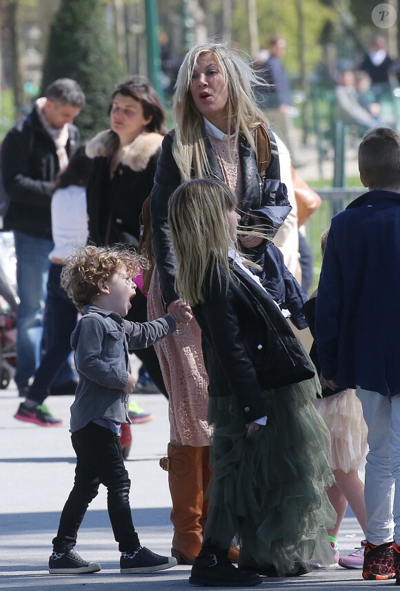 Tori Spelling et ses enfants Finn, Stella, Hattie et Liam à Paris le 19 avril 2016