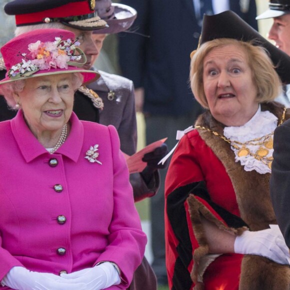 La reine Elizabeth II, accompagnée du prince Philip, a assisté à la réouverture du kiosque à musique du jardin Alexandra à Windsor le 20 avril 2016, à la veille de son 90e anniversaire.