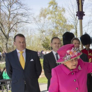 La reine Elizabeth II, accompagnée du prince Philip, a assisté à la réouverture du kiosque à musique du jardin Alexandra à Windsor le 20 avril 2016, à la veille de son 90e anniversaire.