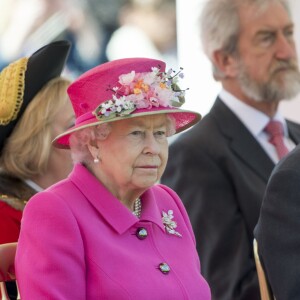 La reine Elizabeth II, accompagnée du prince Philip, a assisté à la réouverture du kiosque à musique du jardin Alexandra à Windsor le 20 avril 2016, à la veille de son 90e anniversaire.