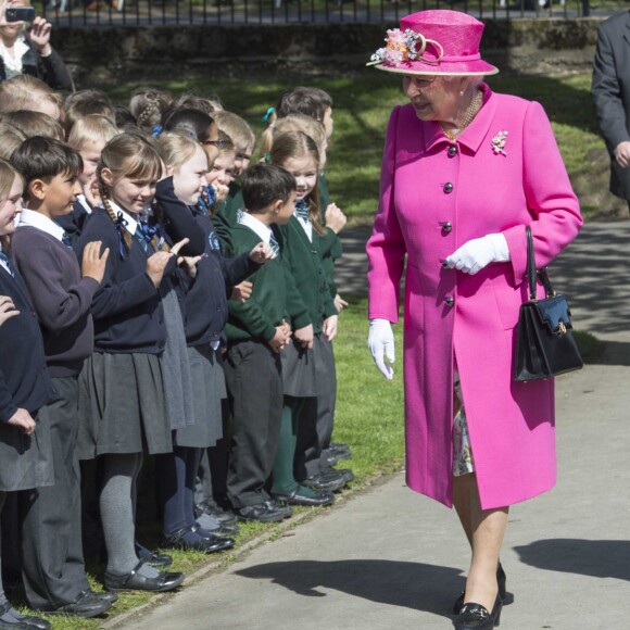 La reine Elizabeth II, accompagnée du prince Philip, a assisté à la réouverture du kiosque à musique du jardin Alexandra à Windsor le 20 avril 2016, à la veille de son 90e anniversaire.