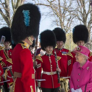 La reine Elizabeth II, accompagnée du prince Philip, a assisté à la réouverture du kiosque à musique du jardin Alexandra à Windsor le 20 avril 2016, à la veille de son 90e anniversaire.